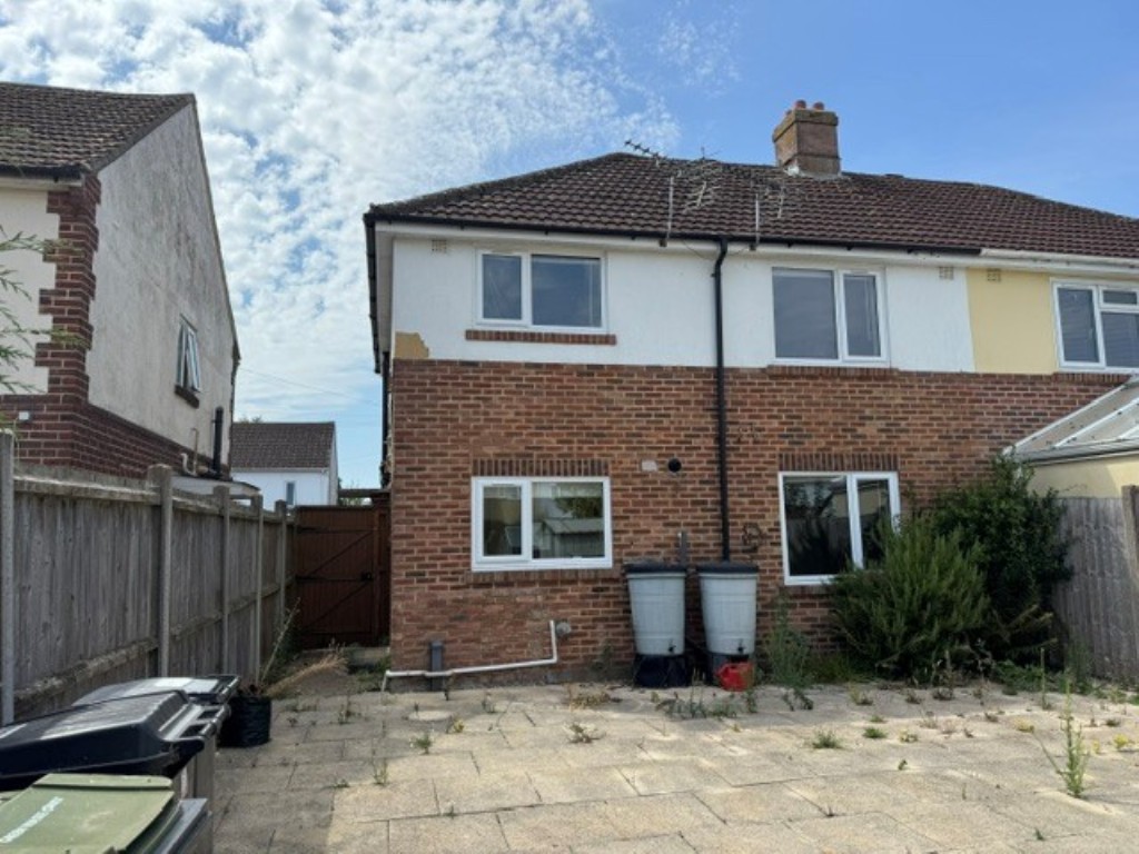 Lot: 228 - HOUSE WITH STRUCTURAL ISSUES FOR IMPROVEMENT - Rear view of the house with patio
